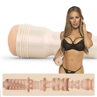En kvinna i svart underkläder håller en Fleshlight Nicole Aniston, en vuxenleksak tillverkad av naturtroget SuperSkin-material. Ett tvärsnitt av produkten visas nedan.
