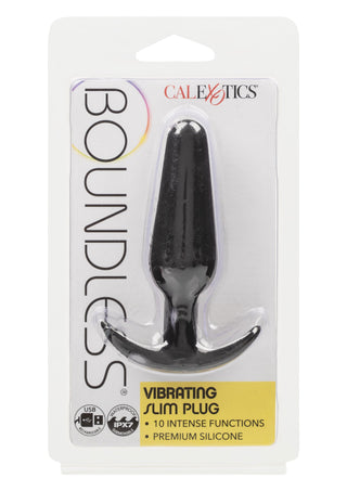 Boundless Vibrating Slim Plug från CalExotics är en svart, vattentät silikonanalplugg, perfekt för spännande njutning och presenteras i sin märkesförpackning.
