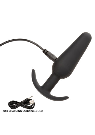 Boundless Vibrating Slim Plug är en svart silikonanalplugg med handtag, vibrerande funktion och vattentät design. Levereras med laddningssladd och separat USB-kabel.