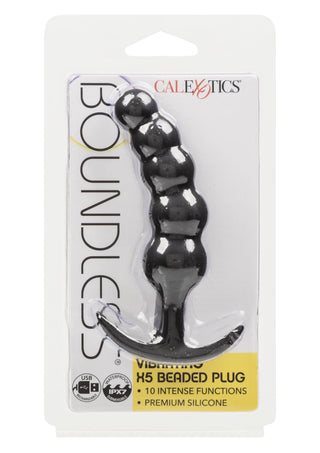 En förpackad svart pärlformad analplugg tillverkad av kroppssäkert silikon, med namnet Boundless Vibrating Beaded Plug från CalExotics.