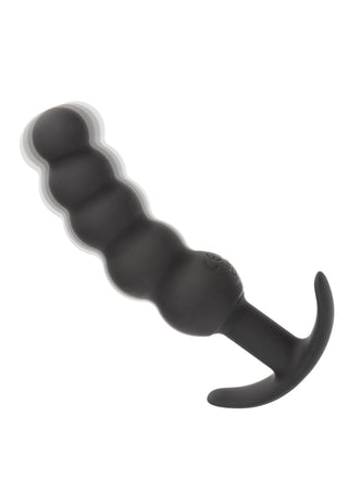 Boundless Vibrating Beaded Plug är en svart pärlformad analplugg av kroppssäkert silikon med böjt handtag, visad mot vit bakgrund.