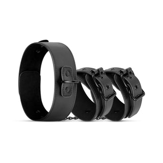 Halsband & Handledsbojor: Svart justerbart läderhalsband med metallring och matchande handledsbojor, sammanlänkade med kedja – perfekt för BDSM-lek. Produkten visa mot vit bakgrund.