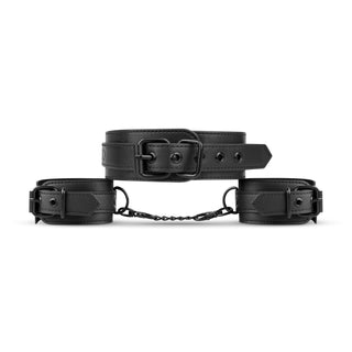 Halsband & Handledsbojor-setet har svarta handbojor i konstläder som är sammankopplade med en kort kedja, var och en med spänne – perfekt för spännande BDSM-lekar eller i kombination med en justerbar krage.