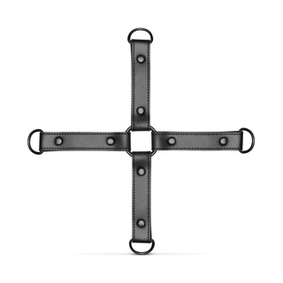 Bondage X-Kors Hogtie har en svart korsformad läderrem med metallringar i varje ände, perfekt för att skapa en klassisk hogtie i ditt bondage-set.