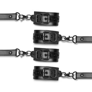 Bondage X-Kors Hogtie har tre par svarta läderhandbojor för händer och fötter med metallspännen och kopplingar, perfekta för mångsidig bondage eller för att prova hogtie-tvång.