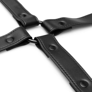 Fyra svarta läderremmar sammanfogade med metallringar i ett kors – Bondage X-Kors Hogtie är ett mångsidigt bondage-set, perfekt för hogtie-lek eller som snygga hand- och fotbojor.