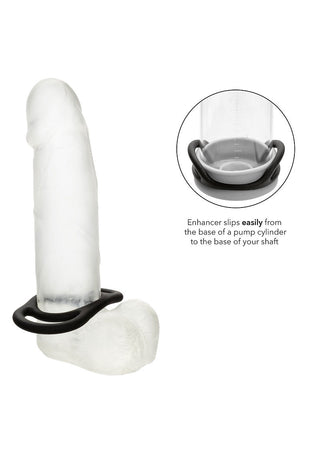 CalExotics Silikon Commander Ring är en transparent penispump med en svart premiumring, designad för att förbättra storleken. Den går smidigt från pump till användning med den flytande silikoninsatsen för en optimal upplevelse.