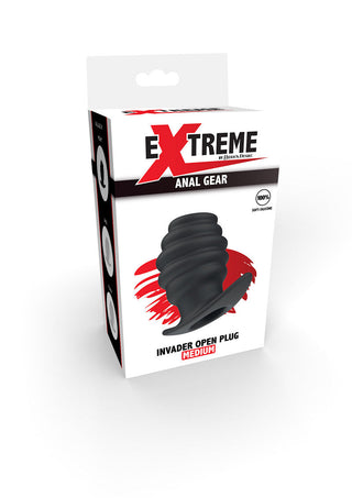 Bilden visar förpackningen för en "Hidden Desire Öppen Analplugg" från Extreme Anal Gear, med en svart plugg med röd design och djärvt varumärke. Lådan framhäver dess ren silikonkonstruktion för en mjuk och bekväm upplevelse.