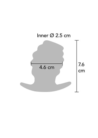 The Hidden Desire Öppen Analplugg har en grå siluett med vågiga kanter. Den har en innerdiameter på 2,5 cm, en bredd på 4,6 cm och en höjd på 7,6 cm. Designad med räfflad stimulans och gjord av ren silikon, ger den ökad klarhet med märkta linjer som indikerar mått.