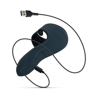 Boners Elektrisk Masturbator, en mörkblå ergonomisk apparat med ögla och inbyggd USB-laddningskabel, visas på en vit bakgrund.