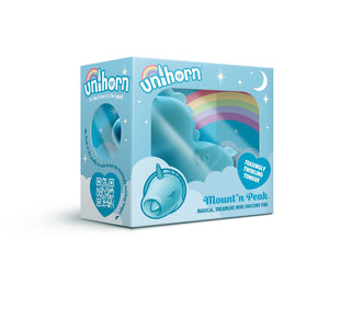 Unihorn Mount'n Peak Vibrator är en minivibe med enhörningstema i ljusblått, med en nyckfull låda med regnbågar och moln. Den är perfekt för klitorisstimulering och är uppladdningsbar för bekväm användning.