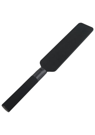 Elektro Paddel Svart är en svart rektangulär paddel med ett långt handtag, som visas på en vit bakgrund - perfekt som en unik BDSM leksak för dem som söker intensiva sensationer.