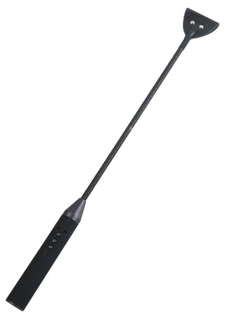 Electro Ridpiska Svart är en svart elpiska med ett långt skaft och en platt, triangulär spets, perfekt för elektrostimulering, mot en vit bakgrund.