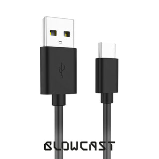 En svart USB-A till USB-C-kabel märkt BLOWCAST under kontakterna, avsedd för användning med Blowcast Masturbator Automatisk med pulserande stimulans.