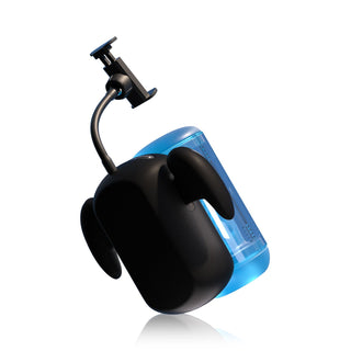 Blowcast Masturbator Automatisk är en svart och blå handhållen enhet med ett flexibelt fäste, transparent blå behållare och en mjuk hylsa för pulserande stimulans.