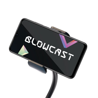 En smartphone med ordet BLOWCAST i fetstil är monterad på en flexibel hållare bredvid Blowcast Masturbator Automatisk med en mjuk hylsa.