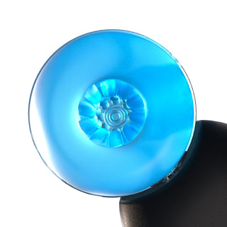 Närbild av ett blåglödande cirkulärt föremål med svart kant mot en vit bakgrund, som liknar den pulserande stimuleringen från Blowcast Masturbator Automatisk.