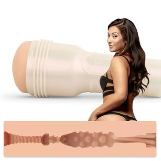 En kvinna i underkläder står framför en Fleshlight Eva Lovia Spice, tillverkad av SuperSkin-material och med sin unika inre textur nedanför.