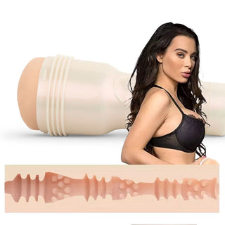 En kvinna i underkläder poserar bredvid Fleshlight Lana Rhoades Anal, tillverkad av SuperSkin-material och med en texturerad insida.