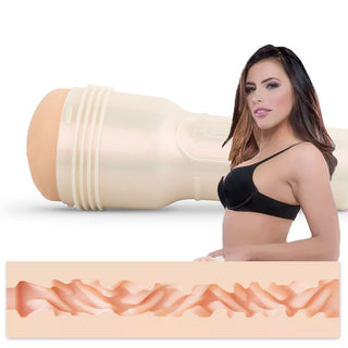 En kvinna i svarta underkläder står framför en Fleshlight Adriana Chechik Empress vuxenleksak, dess detaljerade texturerade interiör visas nedan.
