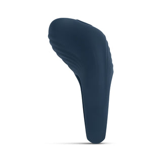 Mörkblå Boners Vibrerande penisring tillverkad av kroppsvänlig silikon, med subtila åsar och en böjd design, isolerad på en vit bakgrund.