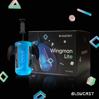 En blå apparat med svarta vingar sitter bredvid en låda märkt Blowcast Masturbator Automatisk på en svart bakgrund, med en mjuk sleeve för pulserande stimulans.