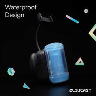 Blowcast Masturbator Automatisk, en svart och blå vattentät enhet med flexibelt fäste och mjuk sleeve, visas på en svart bakgrund med färgglada geometriska former.