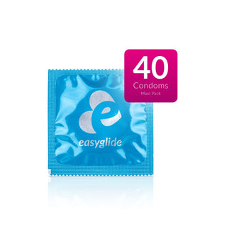 En blå förpackning med EasyGlide Extra Thin Kondomer 40-pack ligger bredvid en rosa etikett med texten "40 Condoms Maxi Pack", vilket framhäver deras ultratunna design för en naturlig känsla.