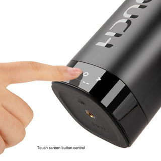 Ett finger rör vid pekskärmen på den svarta OTOUCH INSCUP-3 360° Rörelse masturbatorn, märkt TOUCH, med thrust-funktion och tillverkad av realistiskt TPE-material.