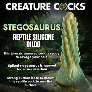 Stegosaurus Dildo Silikon, inspirerad av en stegosaurus med spikar, står upprätt bland frodiga, förhistoriska djungellövverk.