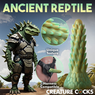 Stegosaurus Dildo Silikon, en spikad fantasileksak med reptilinspirerad textur och sele-kompatibilitet, står djärvt bredvid en ödlekrigare.