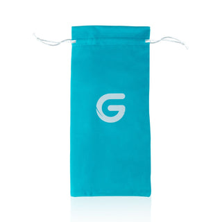 En påse i turkos tyg med dragsko och en vit ”G”-logotyp på framsidan.