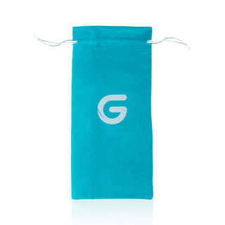 En påse i turkos tyg med dragsko och en vit ”G”-logotyp på framsidan.
