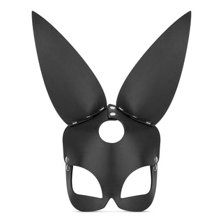 Svart Bunny Mask Läderlook med höga spetsiga öron och öppna ögonhål, perfekt för rollspel, visas mot vit bakgrund.
