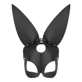 Svart Bunny Mask Läderlook med höga spetsiga öron och öppna ögonhål, perfekt för rollspel, visas mot vit bakgrund.
