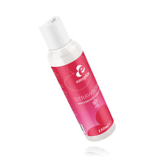 EasyGlide Strawberry Lubricant 150 ml kommer i en klar flaska med en rosa etikett och vitt flip-top lock. Detta vattenbaserade smörjmedel med jordgubbssmak är kompatibelt med latexkondomer.