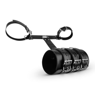 Armfängsel Sele Svart är en bondageanordning i svart läder med justerbara remmar och flera spännen för fastspänning av armar och midja.
