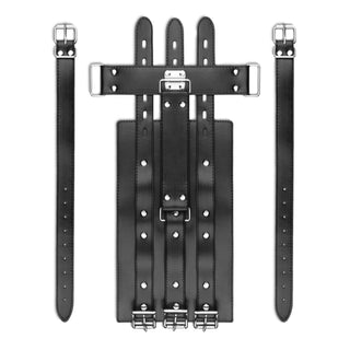 Armfängsel Sele Svart - bondage-manschetter i svart läder med flera spännen, justerbara remmar och metallhårdvara - ligger platt på en vit bakgrund.