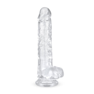 Jelly Dildo 19 cm Med Pung har en tydlig, realistisk design med en stark sugbas. Den är perfekt för vaginal och anal stimulering och står upprätt på en vit bakgrund.