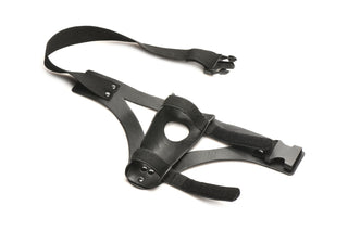 XR Brands Thunder Strap är ett svart justerbart handledsstöd med remmar och en cirkulär öppning, som visas på en vit bakgrund - perfekt för att para ihop med tillbehör som strap-on-dildos.