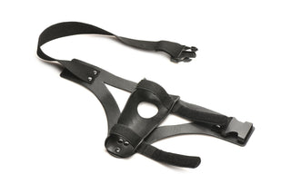 XR Brands Thunder Strap är ett svart justerbart handledsstöd med remmar och en cirkulär öppning, som visas på en vit bakgrund - perfekt för att para ihop med tillbehör som strap-on-dildos.
