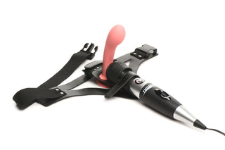 XR Brands Thunder Strap: Svart lårsele strap-on sele med rosa dildotillbehör och en svart och silverfärgad fjärrkontroll.