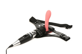 XR Brands Thunder Strap är en rosa strap-on dildo med svarta justerbara lårremmar och ett inbyggt kontrollhandtag för anpassningsbar njutning.