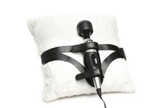 XR Brands Thunder Strap fäster en svart stavvibrator på en vit kudde med svarta remmar, vilket ger en handsfree-upplevelse som liknar en lårsele.