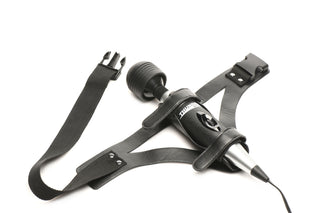 XR Brands Thunder Strap, en svart stavvibrator med justerbara läderremmar, visas på en vit bakgrund.