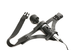 XR Brands Thunder Strap, en svart stavvibrator med justerbara läderremmar, visas på en vit bakgrund.