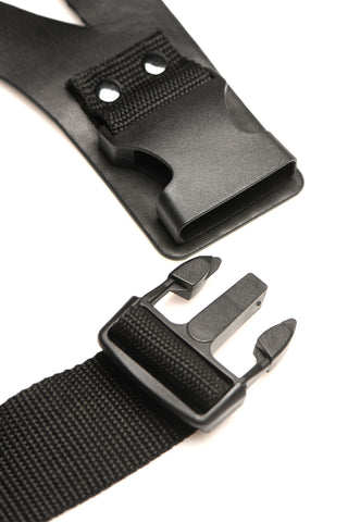 Närbild av ett svart plastspänne med sidoutlösning och rem från XR Brands Thunder Strap, mot en vit bakgrund.
