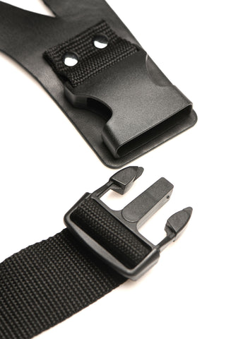 Närbild av ett svart plastspänne med sidoutlösning och rem från XR Brands Thunder Strap, mot en vit bakgrund.