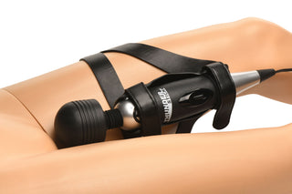 XR Brands Thunder Strap fäster en stavvibrator på en skyltdockas lår med en svart lårsele.