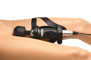 XR Brands Thunder Strap är en svart stavvibrator som fästs på lårets ovansida med justerbara remmar.